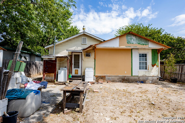 Listing photo id 8 for 2040 Laurel W