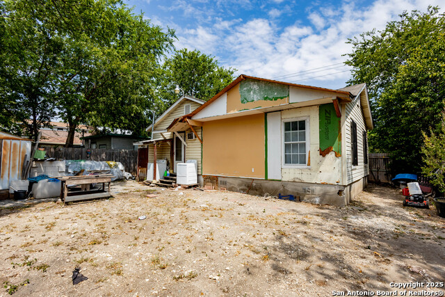 Listing photo id 9 for 2040 Laurel W