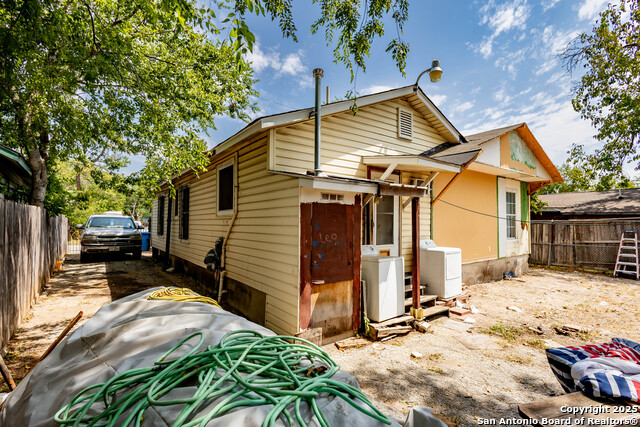 Listing photo id 10 for 2040 Laurel W