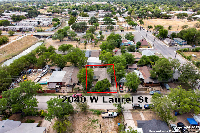 Listing photo id 11 for 2040 Laurel W