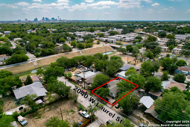 Listing photo id 12 for 2040 Laurel W