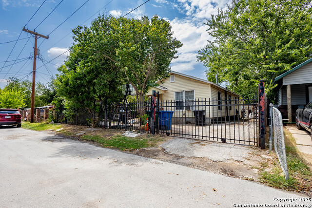 Listing photo id 0 for 2040 Laurel W