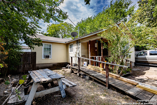 Listing photo id 1 for 2040 Laurel W