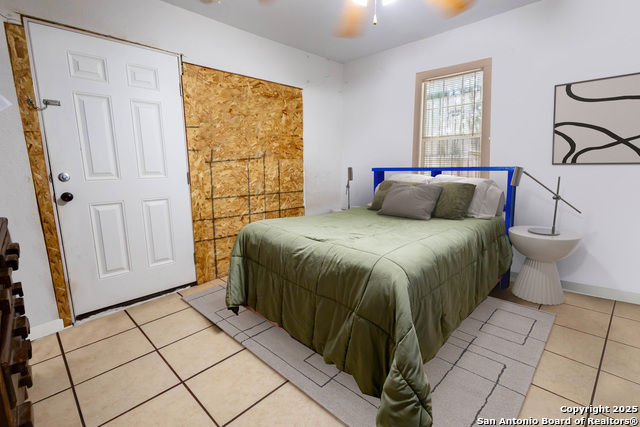 Listing photo id 2 for 2040 Laurel W