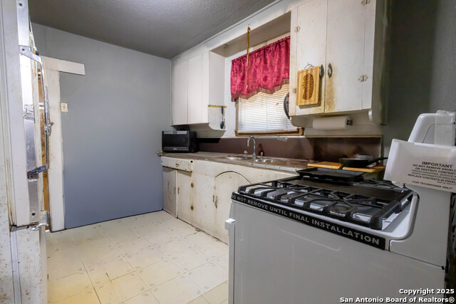 Listing photo id 4 for 2040 Laurel W