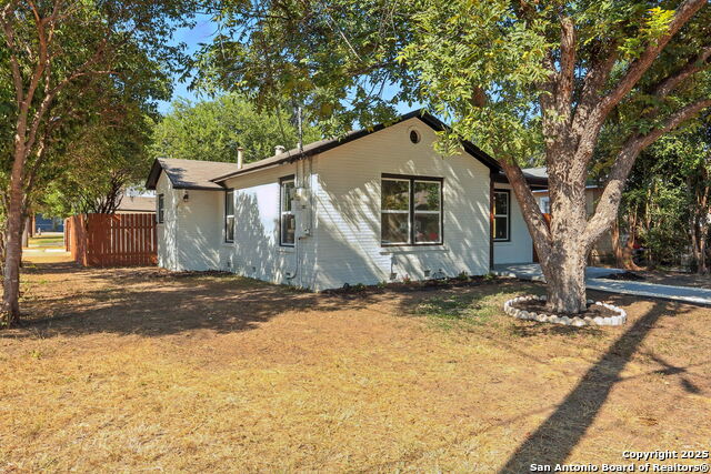 Image 4 of 26 For 1555 Lullwood
