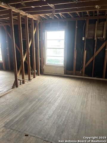 Listing photo id 5 for 1002 Onslow St