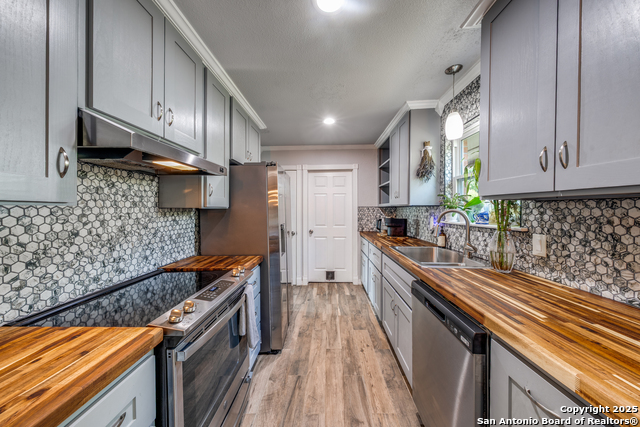 Listing photo id 10 for 703 Coronet