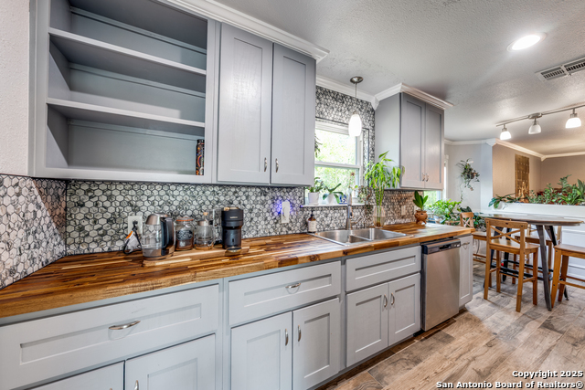 Listing photo id 12 for 703 Coronet