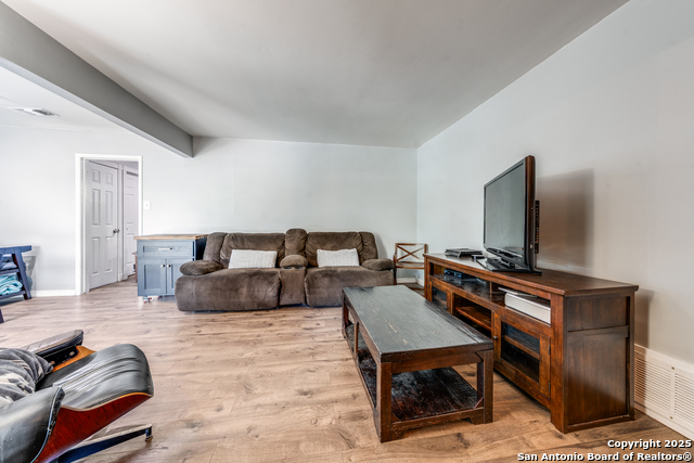 Listing photo id 15 for 703 Coronet