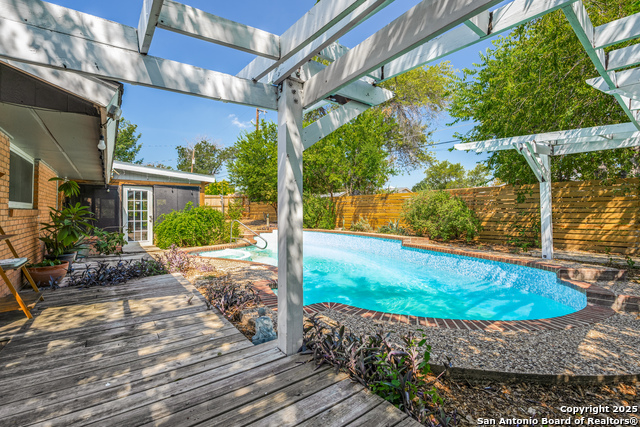 Listing photo id 22 for 703 Coronet