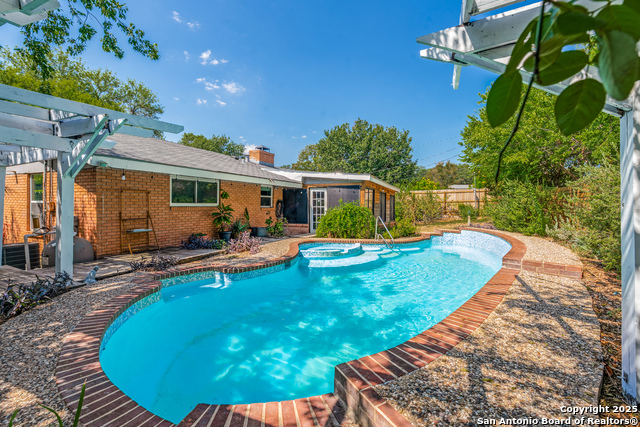 Listing photo id 23 for 703 Coronet