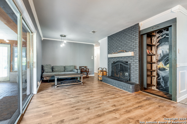 Listing photo id 3 for 703 Coronet