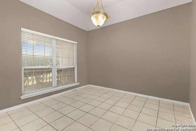 Listing photo id 5 for 142 Shannon Ridge
