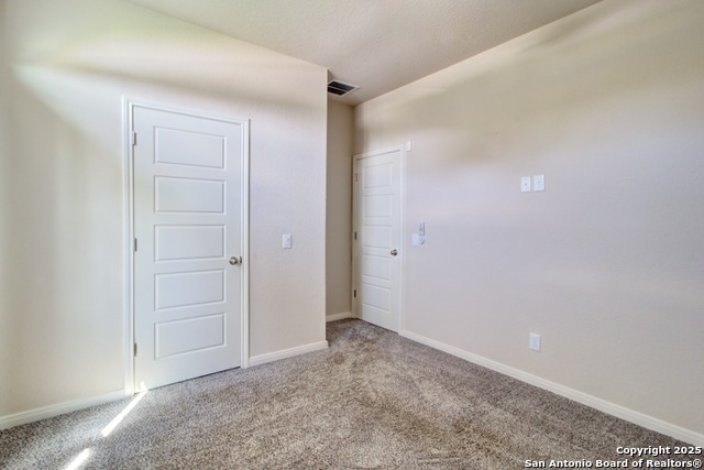 Listing photo id 13 for 317 Sika