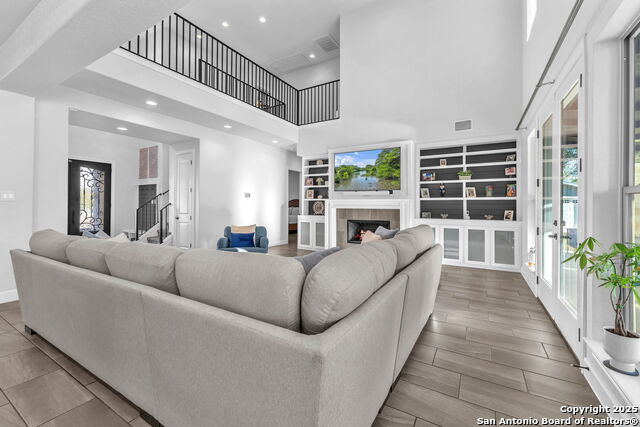 Listing photo id 11 for 15513 Hill Ln