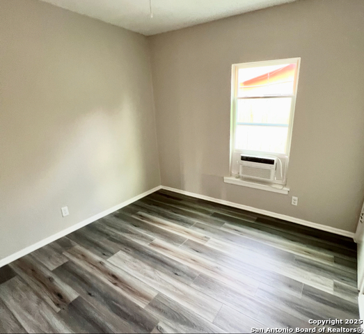 Listing photo id 16 for 667 Ellor