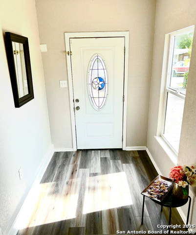 Listing photo id 1 for 667 Ellor
