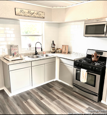 Listing photo id 2 for 667 Ellor