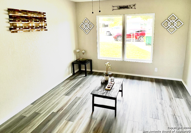 Listing photo id 5 for 667 Ellor