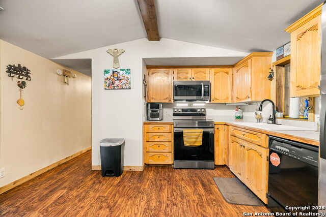 Listing photo id 7 for 176 Deep Woods Drive