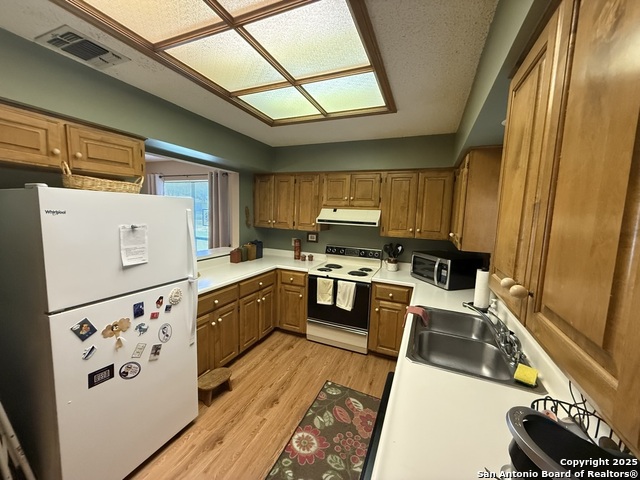 Listing photo id 9 for 13919 Brook Hollow Blvd
