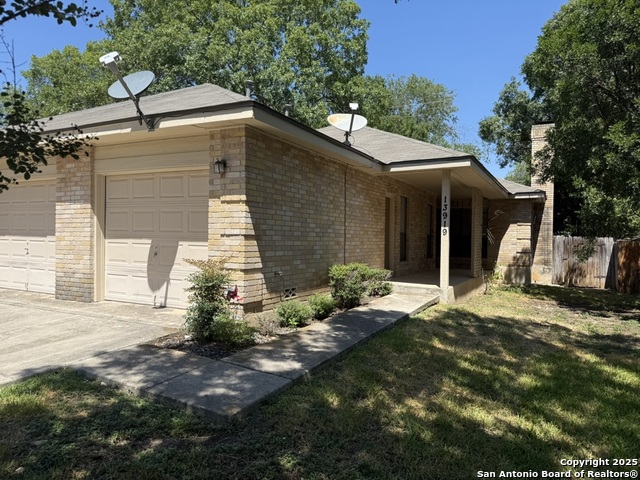 Listing photo id 2 for 13919 Brook Hollow Blvd