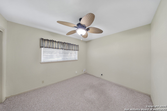 Listing photo id 7 for 7614 Creek Trail