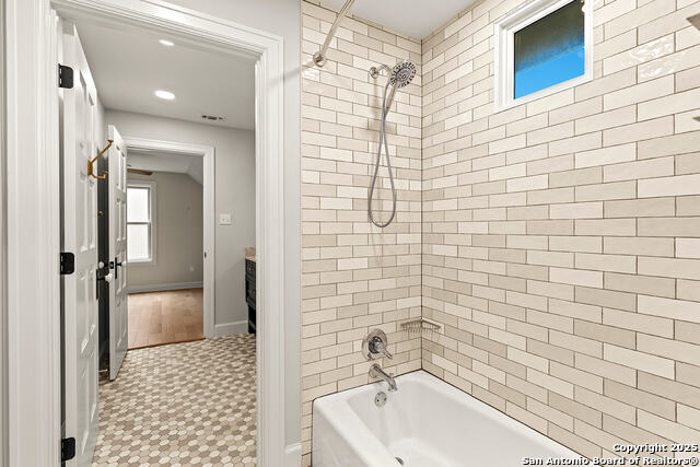 Image 31 of 50 For 215 Rosewood E