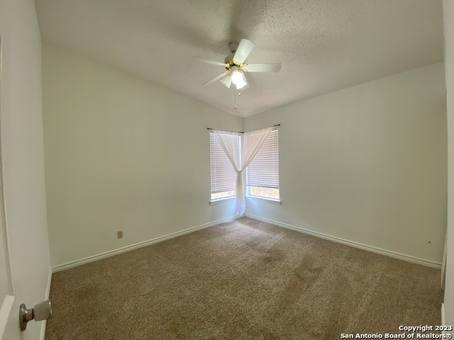 Listing photo id 8 for 634 Karen Ln