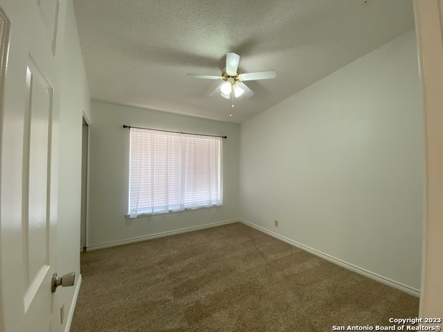 Listing photo id 9 for 634 Karen Ln