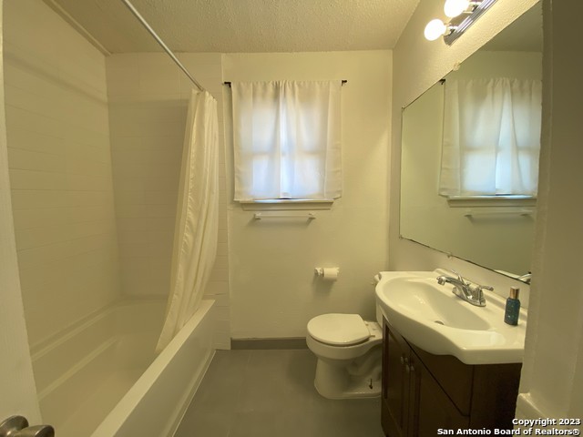 Listing photo id 10 for 634 Karen Ln