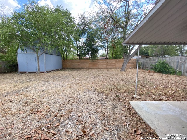 Listing photo id 12 for 634 Karen Ln