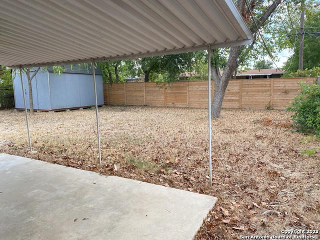 Listing photo id 13 for 634 Karen Ln