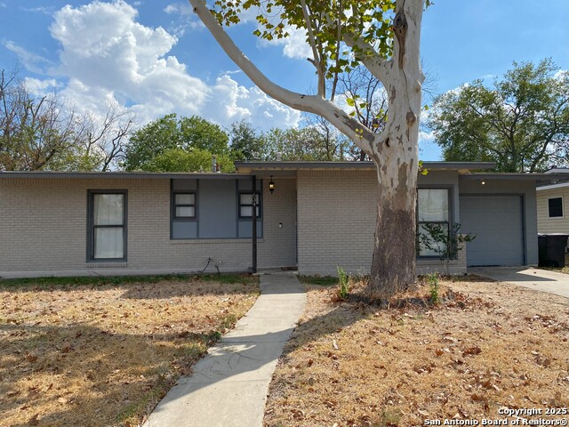 Listing photo id 0 for 634 Karen Ln