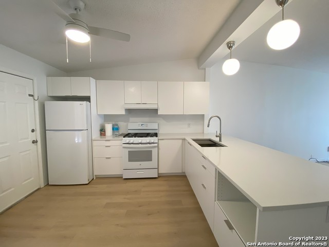 Listing photo id 2 for 634 Karen Ln