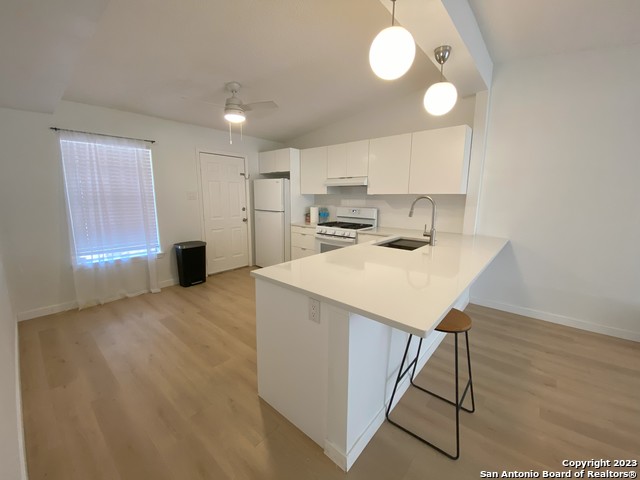 Listing photo id 3 for 634 Karen Ln