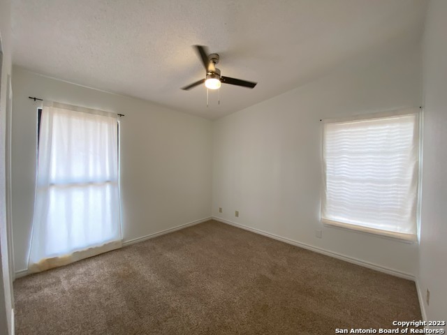 Listing photo id 4 for 634 Karen Ln