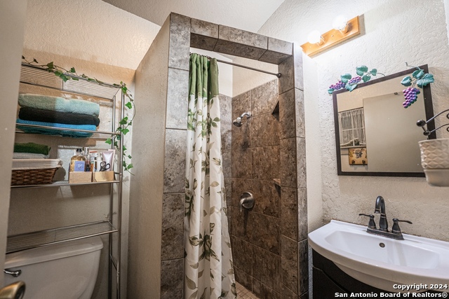 Image 11 of 23 For 606 S San Horacio Ave