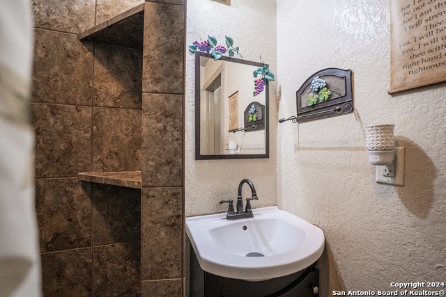 Image 13 of 23 For 606 S San Horacio Ave