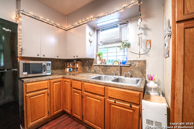 Image 8 of 23 For 606 S San Horacio Ave