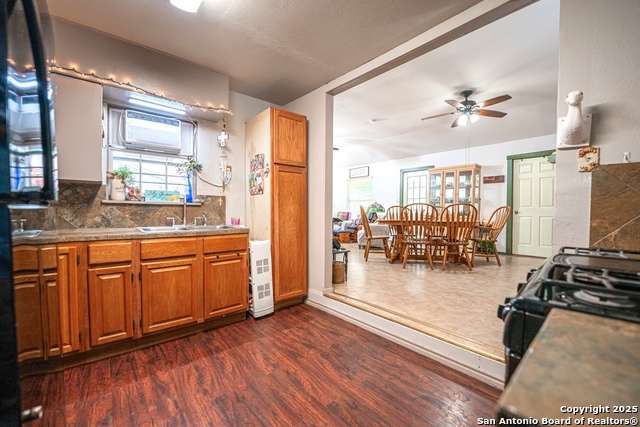 Image 9 of 23 For 606 S San Horacio Ave