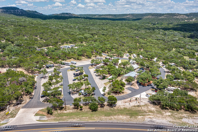 Listing photo id 11 for 17310 Fm 306