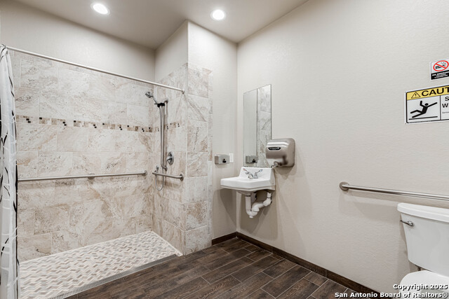 Listing photo id 12 for 17310 Fm 306