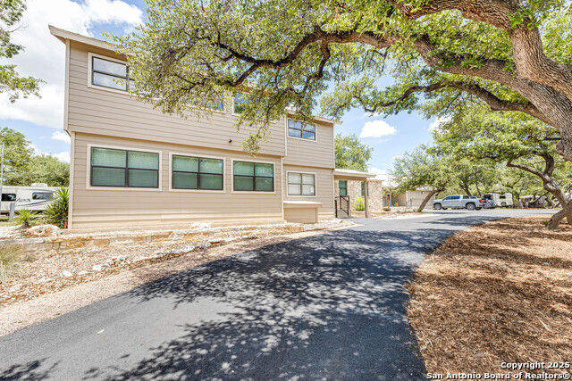 Listing photo id 14 for 17310 Fm 306
