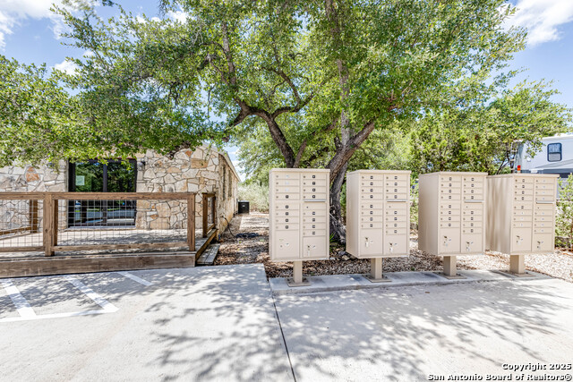 Listing photo id 17 for 17310 Fm 306