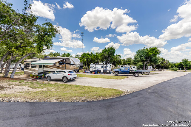 Listing photo id 18 for 17310 Fm 306