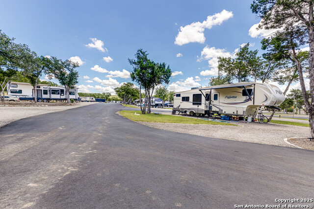 Listing photo id 19 for 17310 Fm 306