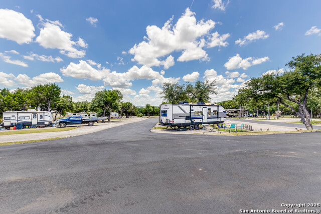 Listing photo id 21 for 17310 Fm 306