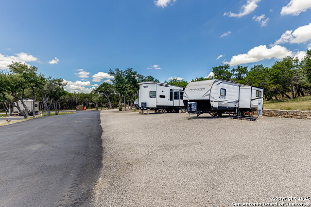 Listing photo id 22 for 17310 Fm 306